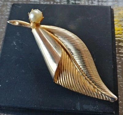 Clip de pelo vintage de hoja en tono dorado con una sola perla  Foto 1 de 4