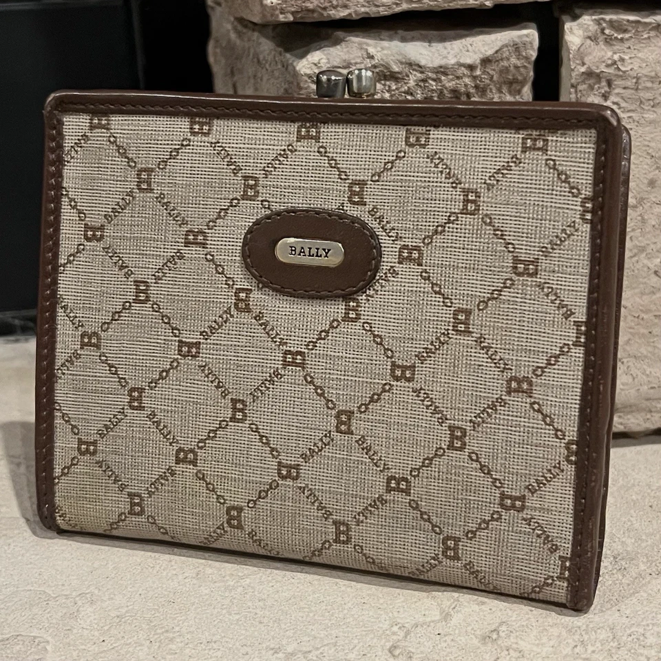 CARTERA DE COLECCIÓN BALLY PARA MUJER PLEGABLE CC, PORTA DINERO MARRÓN LOGOTIPO ESTAMPADO USADA  Foto 1 de 4