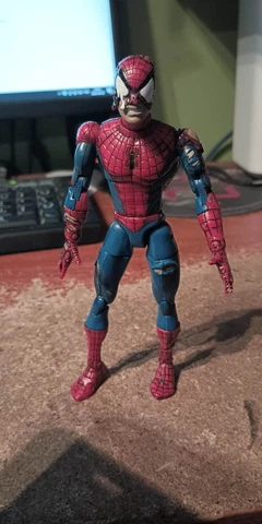 Marvel Spider-Man Classics BATTLE RAVAGED DAMAGED SPIDERMAN FIGURE Cover