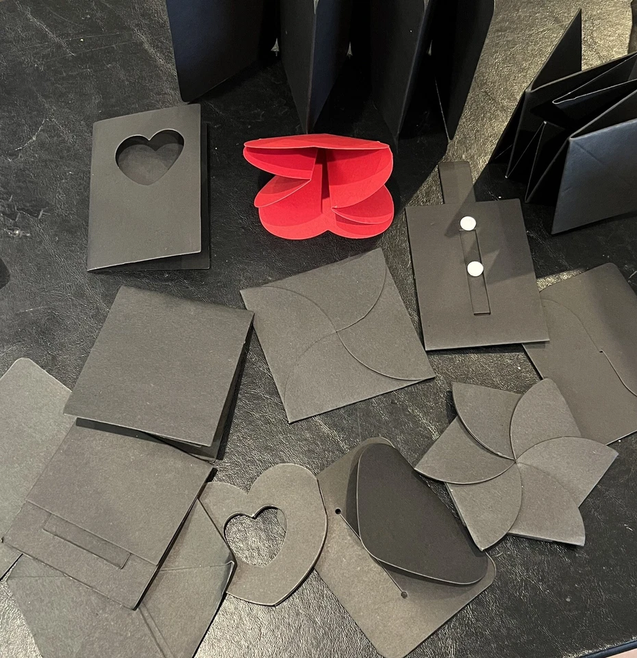 Tarjetas o insertos en blanco artesanales de 3"-4" negro y rojo - A0125 Foto 1 de 4