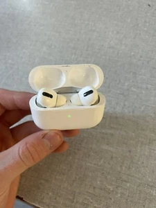Apple AirPods Pro 2ème génération avec étui de chargement sans fil MagSafe - Blanc - Photo 1 sur 4