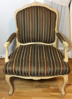 华丽大号手工雕刻和涂漆内饰法国 XV 风格木质扶手椅 — 第 1/4 张图片