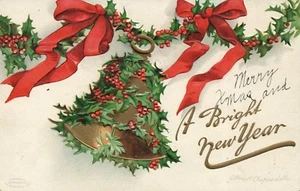 Cartolina Ellen Clapsaddle Gold Bell avvolta in agrifoglio fiocchi rossi Buon Natale - Foto 1 di 2
