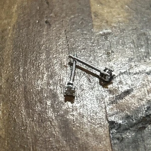 Orecchini a perno in argento sterling con zirconi bianchi 0,25 grammi - Foto 1 di 4