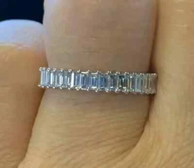 Alianza de boda de media eternidad de diamantes creados en laboratorio de 2 quilates acabado en oro blanco de 14 quilates Foto 1 de 3