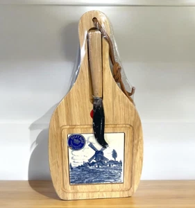 New Vintage (sealed) Delft Blue hand-painted tile and wood cheese cutting board - Picture 1 of 3