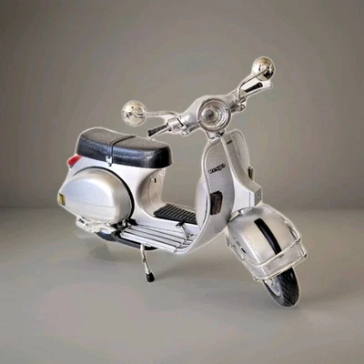 VESPA P200E MODEL SCOOTER MOPED BIKE SILVER LARGE 1:12 SCALE CLASSIC NEWRAY - Image 1 of 4