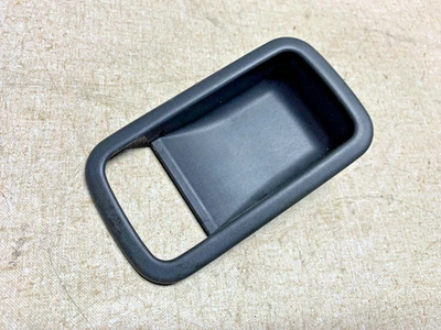 93 94 95 96 97 SUBARU IMPREZA WAGON LEFT FRONT DOOR HANDLE TRIM SURROND BEZEL - Image 1 of 2