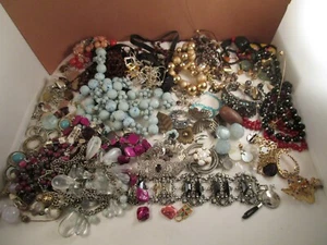 Vintage gemischtes Set gebrochen Handwerk Schmuck Halskette Perlen Ketten Steine 2 Pfund 12 Unzen - Bild 1 von 12