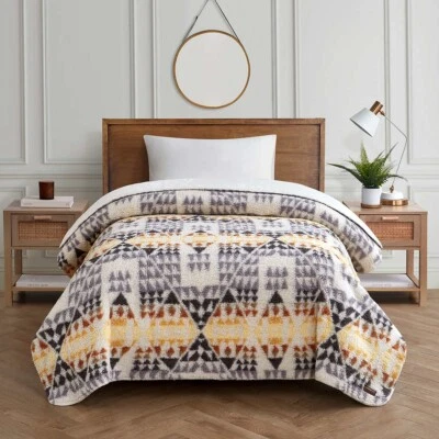 PENDLETON Sherpa fleece blanket TWIN, arrow point gray - NEW - Image 1 of 4