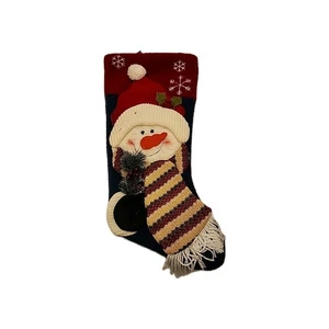 Medias de Navidad de muñeco de nieve de felpa con bufanda y sombrero en rojo y blanco - Imagen 1 de 4
