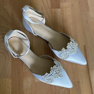Kailee P Bella Silber Satin spitze Zehenpartie flach mit funkelnden Strasssteinen Gr. 7 - Bild 1 von 4
