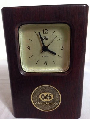 Reloj de escritorio de cuarzo con marco de madera publicitario con alarma a batería Cobb Vantress Foto 1 de 4