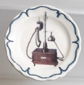 Fève 2003 ASSIETTE LES TELEPHONES 3 cm de Ø N° 2 - Foto 1 di 1