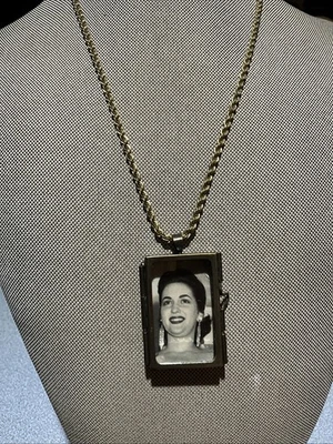 ANTIGUO MEDALLÓN FOTOGRÁFICO DE LATÓN CON ELEGANTE FOTO DE DAMA CON CADENA CHAPADA EN ORO DE 18" Foto 1 de 4