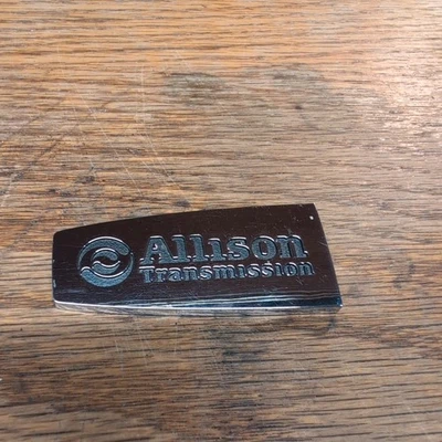 EMBLEMA DE TRANSMISSÃO CHEVY SILVERADO 2500 HD DIESEL DURAMAX ALLISON FABRICANTE DE EQUIPAMENTO ORIGINAL B32 - Imagem 1 de 2