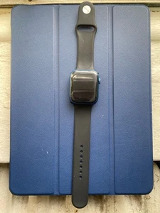 Apple Watch Series 7 GPS + LTE avec boîtier en aluminium bleu 45 mm avec visages d'écran - Photo 1 sur 10