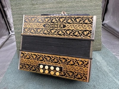VINTAGE HOHNER ACCORDION VIENNA MODEL 2915 PLAYS GREAT - Image 1 of 4