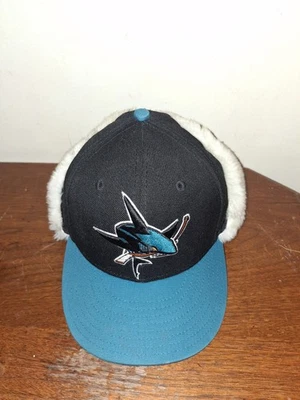 New Era San Jose Sharks Oreja Solapa Tobogán Sombrero 7-1/2" Invierno NHL Vellón Foto 1 de 4