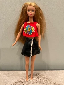 Muñeca Barbie Mattel 1991 ojos azules/marrones pelo rubio fresa vestida - Imagen 1 de 12