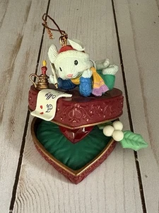 SELTEN 1997 GLANZRE FAME ~ MAUS SCHREIBT EINE NOTE HERZ RING BOX WEIHNACHTSSCHMUCK - Bild 1 von 10