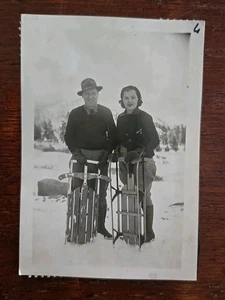 Foto De Colección Hombre Mujer Invierno Instantánea Escena de Nieve Trineo - Imagen 1 de 3