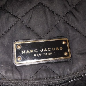 marc jacobs gesteppte Tasche gebraucht 11x9 Riemen hat ein wenig Gebrauchsspuren schwarz - Bild 1 von 9