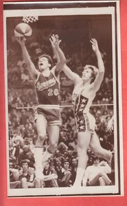 1974  ABA  CAROLINA COUGARS  MACK CALVIN  VS  NETS  BILL SCHAFFER  GLOSSY - Picture 1 of 2