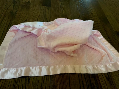 Manta de cuna rosa suave adorable Katie Little Kidsline satinado ribete golpes terciopelo 40x30 Foto 1 de 4