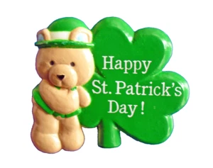 Broche de vacaciones Gibson PIN St Patrick Vintage BEAR HUGGLESBIE Happy SHAMROCK - Imagen 1 de 2