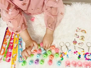 Set Bomboniere Unicorno Arcobaleno Compleanno Festa Premi Scatola Regalo per Bambini 54 pz - Foto 1 di 8