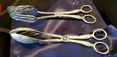 JUEGO DE 2 PINZAS PARA SERVIR Y ENSALADAS ORNAMENTADAS DE COLECCIÓN CHAPADAS EN S EP ALEACIÓN DE ZINC  Foto 1 de 4