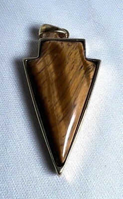 Colgante con punta de flecha de ojo de tigre en caja de regalo - Dije de collar de piedra marrón y dorada para Foto 1 de 4