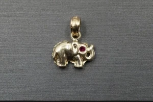 10K massives Gelbgold 0,55" kleiner Elefant rote Augen Charm Anhänger. - Bild 1 von 1
