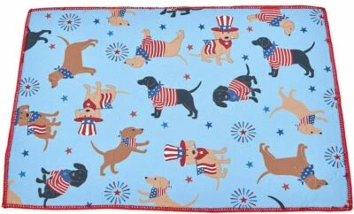 Alfombrilla de microfibra de secado rápido (14" x 21") EE. UU. CACHORROS PATRIÓTICOS, 4 PERROS DE JULIO, roja, MI Foto 1 de 4