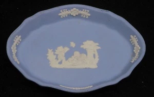 VINTAGE WEDGWOOD ENGLAND BLUE JASPERWARE TRINKET DISH WITH CHERUB - Picture 1 of 3