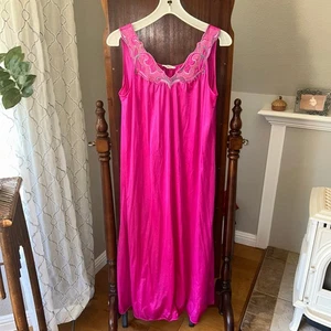 Vintage vanity fair petite 1960s Nylon Nightgown magenta Pink Nightgown M/L - Picture 1 of 10