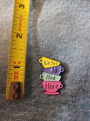 PIN DE SOLAPA/ESMALTE ALICIA EN EL PAÍS DE LAS MARAVILLAS -SIN MARCA-ENVÍO AL DÍA SIGUIENTE Foto 1 de 2