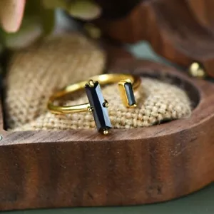 Anello donna onice nero placcato oro 18 kt delicato pietra curativa regolabile aperto - Foto 1 di 4