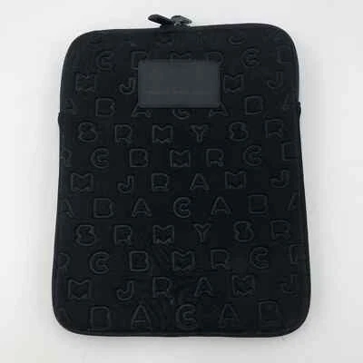Estuche acolchado para tableta MARC by Marc Jacobs Dreamy negro con logotipo de neopreno con cremallera superior Foto 1 de 4