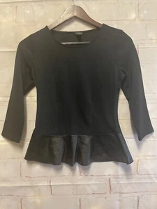 Ann Taylor Petite, schwarzes Top mit Kunstleder Rüschensaum, Damen XS - Bild 1 von 9