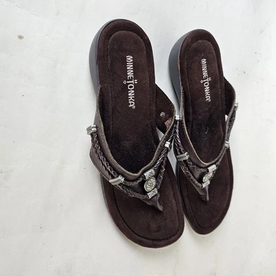Sandalias de Tanga Minnetonka de Cuero Marrón Silverthorne para Mujer Talla 8W Foto 1 de 4
