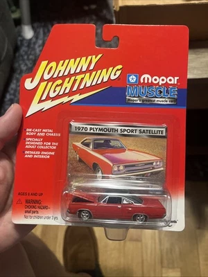 Johnny Lightning 1970 Plymouth Sport Satellite Mopar Muscle Diecast 1:64 Vermelho - Imagem 1 de 4