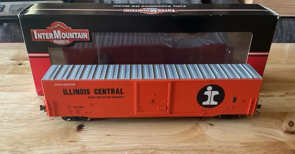 InterMountain Railway HO scale 60' PS-1 Boxcar  - Illinois Central - Image 1 of 4