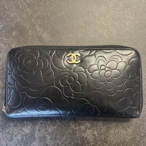 CHANEL Lange Geldbörse schwarz Leder Blumenprägung Gold Logo Seriensiegel - Bild 1 von 20
