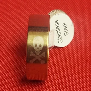 Anello acciaio inox fascia larga inciso teschio ossa incrociate misura 21 tono oro unise - Foto 1 di 13