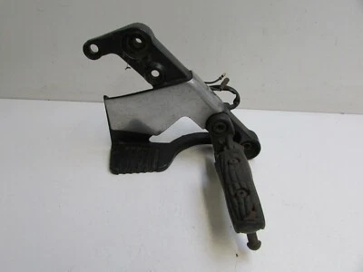 Yamaha FZ750 Right Hand Front Hanger & Foot Peg, 1988 J20 — 第 1/4 张图片