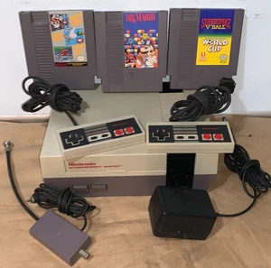 Console Nintendo NES con 2 controller e 4 giochi - Foto 1 di 6