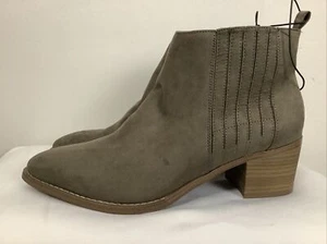 Women's Briar Block Heeled Ankle Bootie Brown - Universal Thread - SIZE 11 - Picture 1 of 6