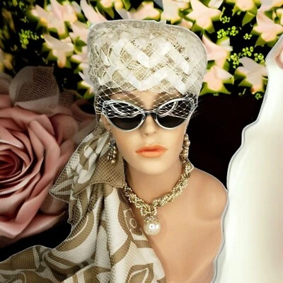 Sombrero Pastillero Jaula Pájaros Marfil Floral y Perla con Velo de Tul Hecho en Unión De Colección Foto 1 de 4